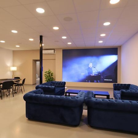 Loft 250M2 Avec Ecran Led Geant De 10M2 Aparthotel Marseille Exterior photo